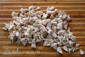 Салат Грибная поляна с шампиньонами: Нарезать вареную курицу