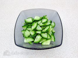 Салат из капусты с огурцами и кукурузой: фото к шагу 4.
