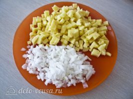 Татарские пирожки Вак балиш: Нарезать лук и картофель