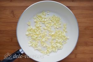 Суп с сырными клецками: Обжарить лук