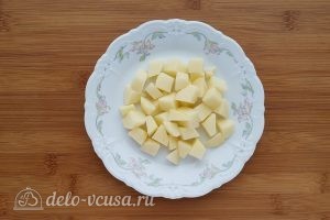 Суп с сырными клецками: Порезать картошку