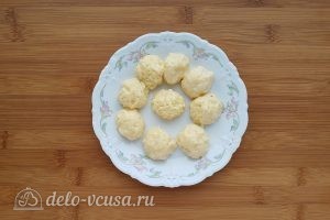 Суп с сырными клецками: Сформировать шарики