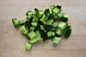 Греческий салат с брынзой: Порезать огурцы