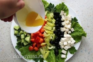Греческий салат с брынзой: Заправить салат