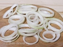 Луковые кольца в кляре на сковороде: Разобрать лук на кружочки