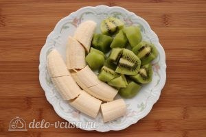 Смузи из киви с бананом и семенами чиа: Фрукты почистить
