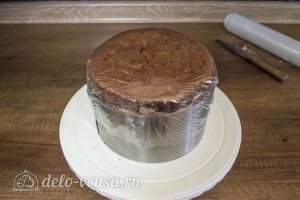 Шоколадный торт с черной смородиной: Собрать торт