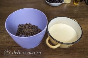 Шоколадный торт с черной смородиной: Сливки нагреть и растопить шоколад