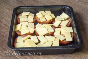 Запеченные помидоры под сыром в духовке: фото к шагу 3.