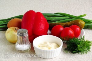 Яркий салат с солеными огурцами: Ингредиенты