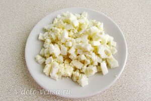 Яркий салат с солеными огурцами: фото к шагу 6.