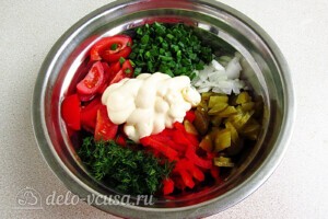 Яркий салат с солеными огурцами: фото к шагу 7.
