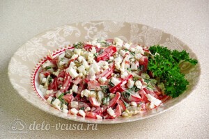 Яркий салат с солеными огурцами: фото к шагу 9.
