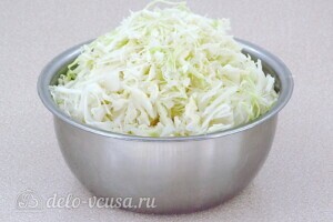 Тушеная капуста с тушёнкой: фото к шагу 1.