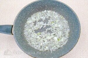 Тушеная капуста с тушёнкой: фото к шагу 5.