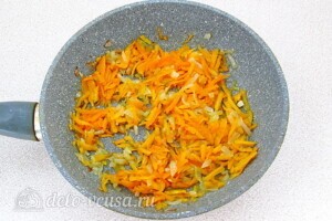 Тушеная капуста с тушёнкой: фото к шагу 7.