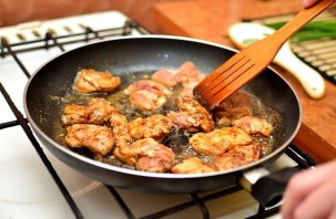 Курица с овощами на сковороде - фото шаг 7