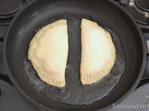 Пирожки с курицей и сыром - фото шаг 12