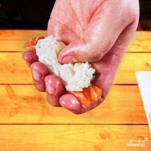 Суши с лососем - фото шаг 9