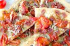 Простая пицца с салями и помидорами