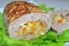 Мясной рулет с капустой и яйцом