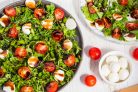 Cалат с рукколой, помидорами черри и моцареллой