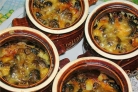 Курица с шампиньонами в горшочке