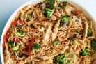 Рисовая лапша с курицей и овощами