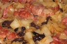 Капуста тушеная с копчеными ребрышками