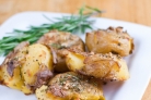 Картофель, запеченный с розмарином в духовке