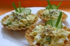 Тарталетки с курицей и огурцом