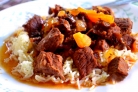 Мясо, тушенное с сухофруктами