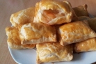 Пирожки с яблоками из слоеного теста