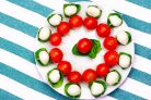 Канапе с черри и моцареллой