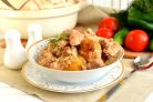 Мясное жаркое в соусе из сливок и белого вина