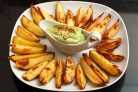 Печеный картофель с соусом из авокадо