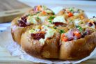 Сырные булочки с яйцом и беконом