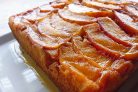 Пирог с персиками и карамелью