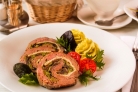 Мясной рулет из фарша с грибами