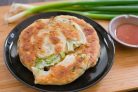 Жареные лепешки с зеленым луком