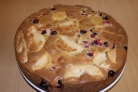 Шарлотка с яблоками и смородиной
