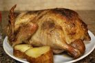 Утка с яблоками и картошкой