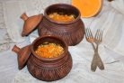 Курица с тыквой в горшочке