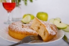 Шарлотка со сгущенкой и яблоками