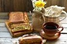Быстрый заливной пирог с ранней капустой, яйцами и зеленью
