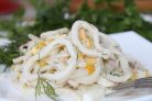 Салат с кальмарами и рисом