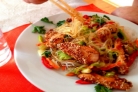Курица с фунчозой и овощами