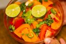 Острый салат с манго и помидорами