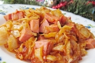 Тушеная капуста с сардельками в мультиварке