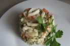 Салат с кальмарами и соленым огурцом